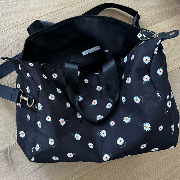 NWOT Alice & Olivia Duffle Bag with Bucket Hat - Picture 9 of 9